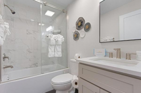 Luxurious Duplex w/ Pool, Balconies & Beach Nearby